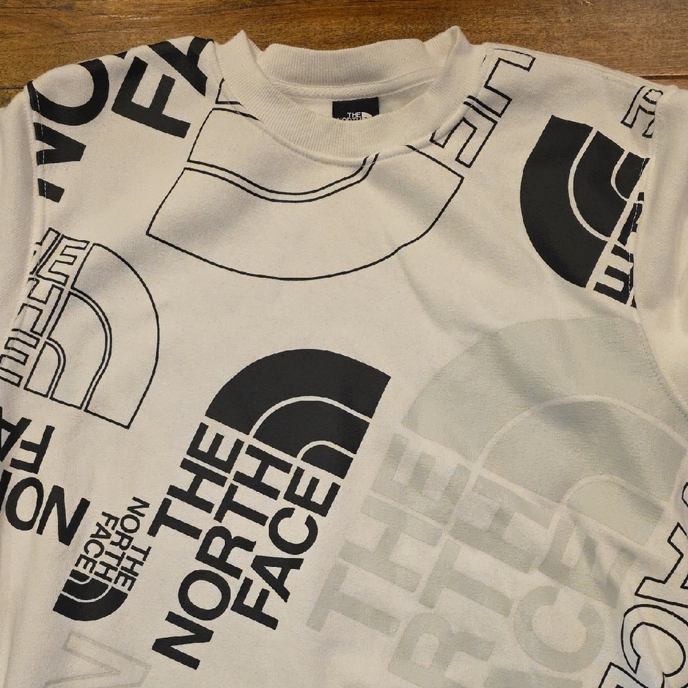 The North Face Men's White and Black All Over Graphic Sweatshirt M‎